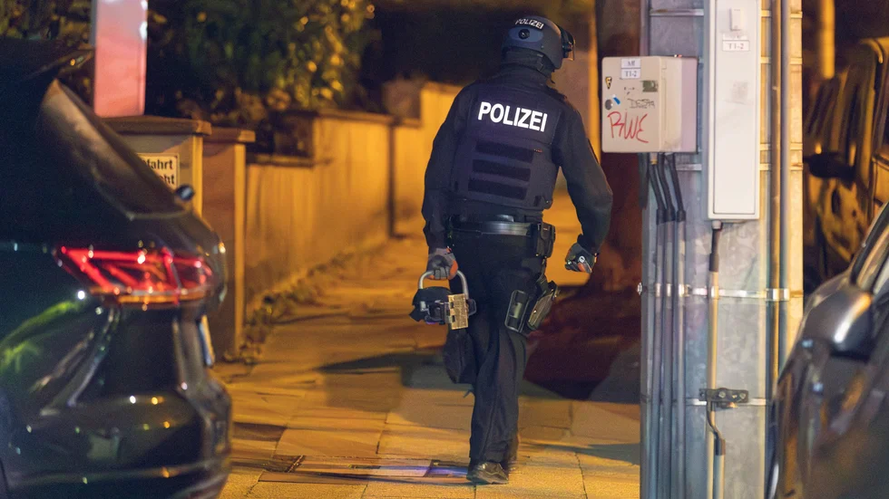 En polis i tyska Essen under tillslaget mot den högerextrema gruppen Artgemeinschaft. Tyskland har förbjudit flera högerextrema organisationer den senaste tiden.