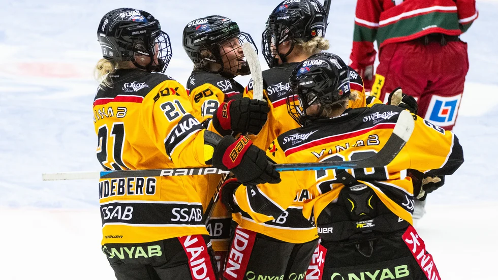 Luleås Ronja Savolainen jublar med lagkamrater efter 0-2.