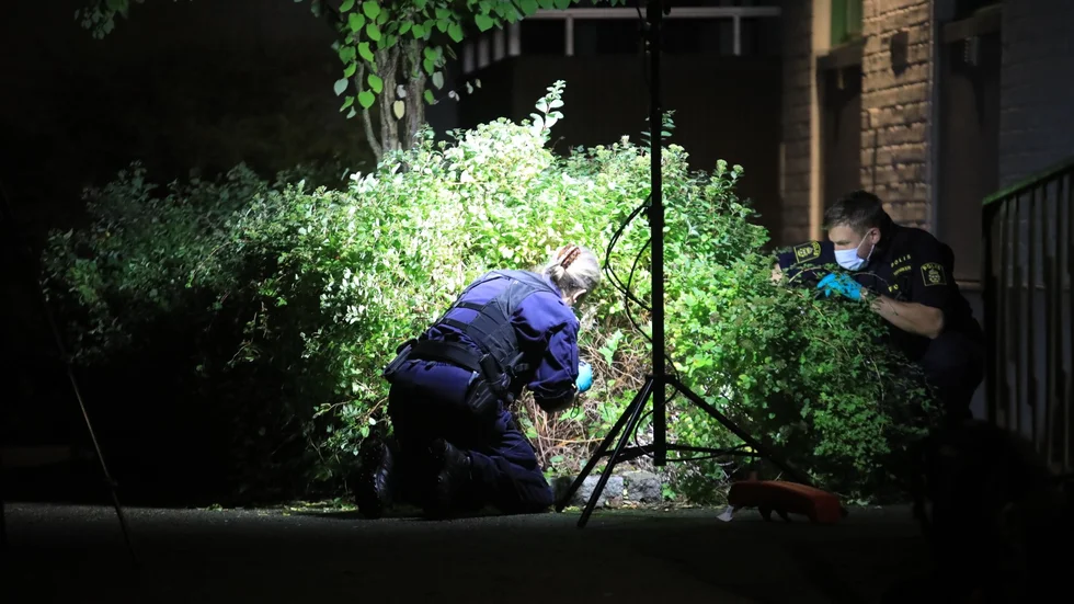 Polisens tekniker på plats efter skottlossning mot en fastighet i centrala Uppsala. Polisen rubricerar brottet som mordförsök.
