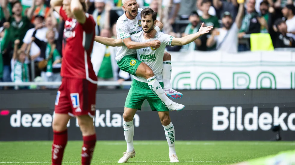 Hammarbys Adi Nalic jublar med Simon Strand efter 1–0 mot IFK.