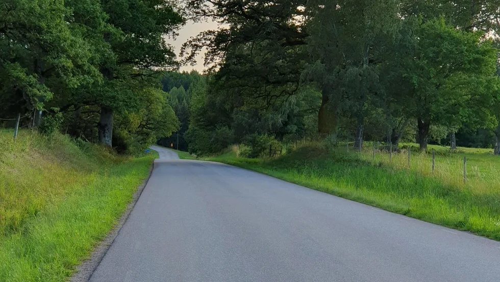 Här syns inga kantlinjer, skriver en boende längs vägen.