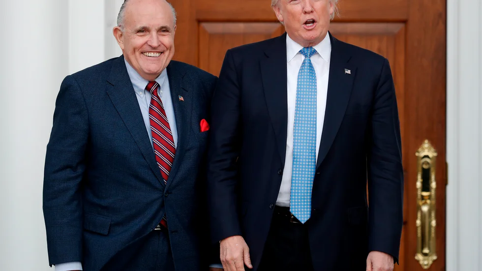 Den huvudåtalde efter statskuppsförsöket, förre presidenten Donald Trump, tillsammans med sin hantlangare, den i åtalet som medbrottsling omnämnde Rudy Giuliani, tidigare borgmästare i New York (tv) 