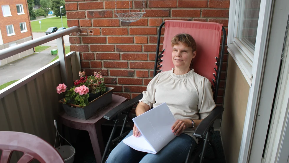 Jeanette Jansson, 49, har varit synskadad hela livet. Nu skildrar hon hennes erfarenheter i en novellsamling. 