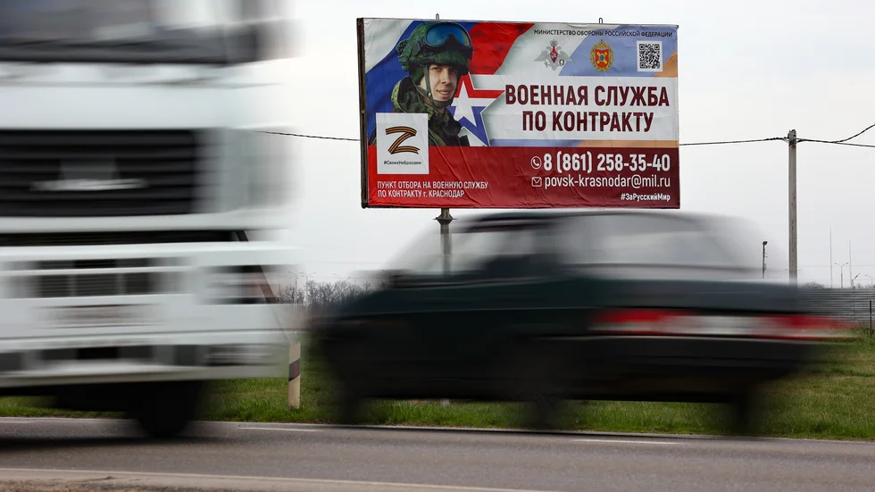 En reklamtavla med en uppmaning om att ta värvning i den ryska armén vid en motorväg i Krasnodar, Ryssland.