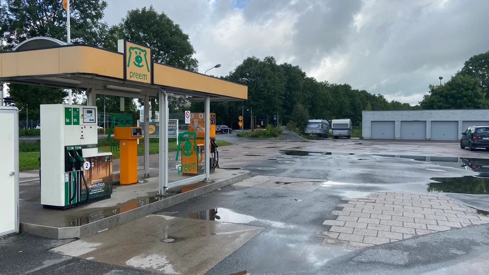 Bilister som tankat på Preem har fått dålig bensin i tanken och bilarna har stannat.