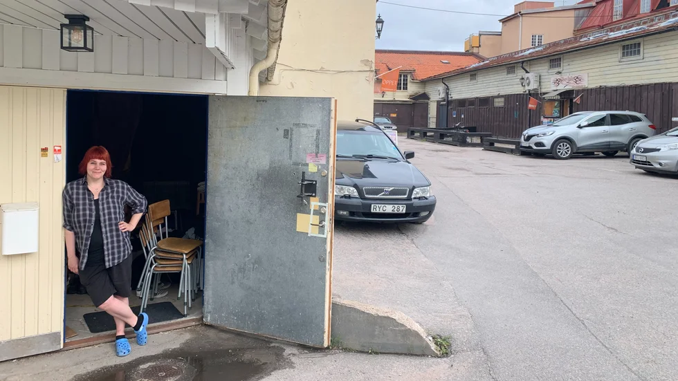 Jenny Wellander framför Teater skakas nya lokal inne i gränden på Västra Storgatan 7. 