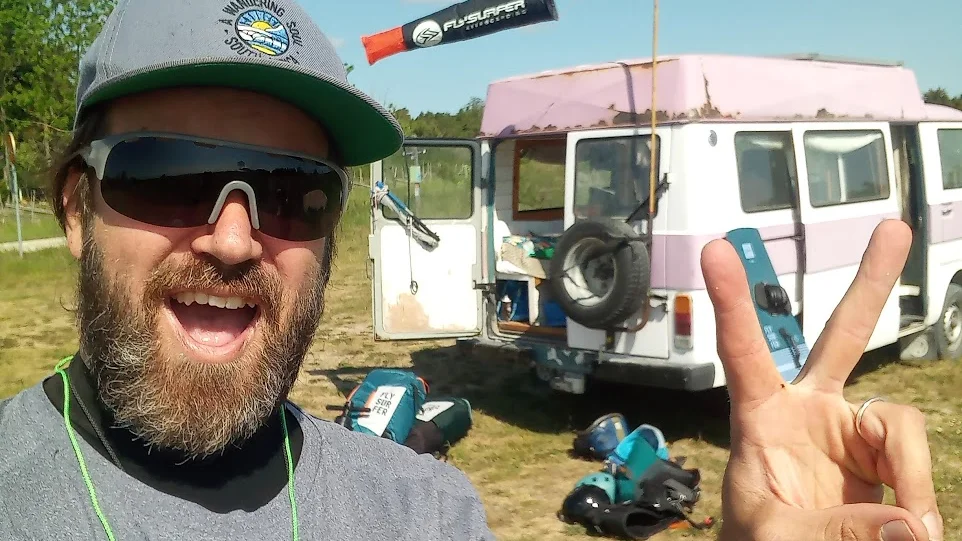 Floyd Paul har en kitesurfingskola på Gotland och tycker att man ska vara försiktig innan man beger sig ut på surfbrädan.