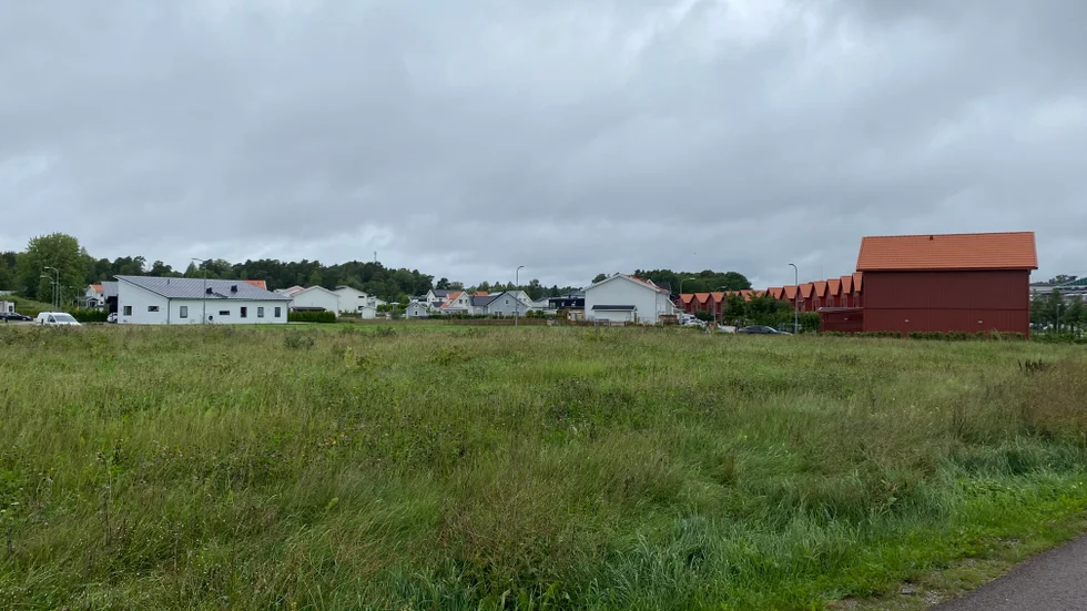 Här, vid Åkersrovägen, granne med Fanna mosse och golfbanan ska det byggas 61 nya hyreslägenheter.