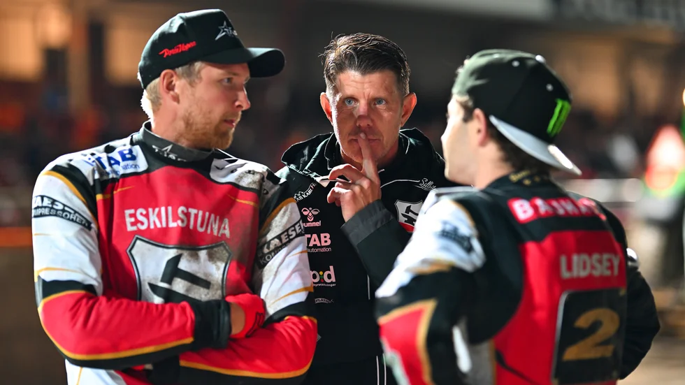 Timo Lahti, Jerker Eriksson och Jaimon Lidsey under den kaosartade matchen mot Rospiggarna på tisdagskvällen.