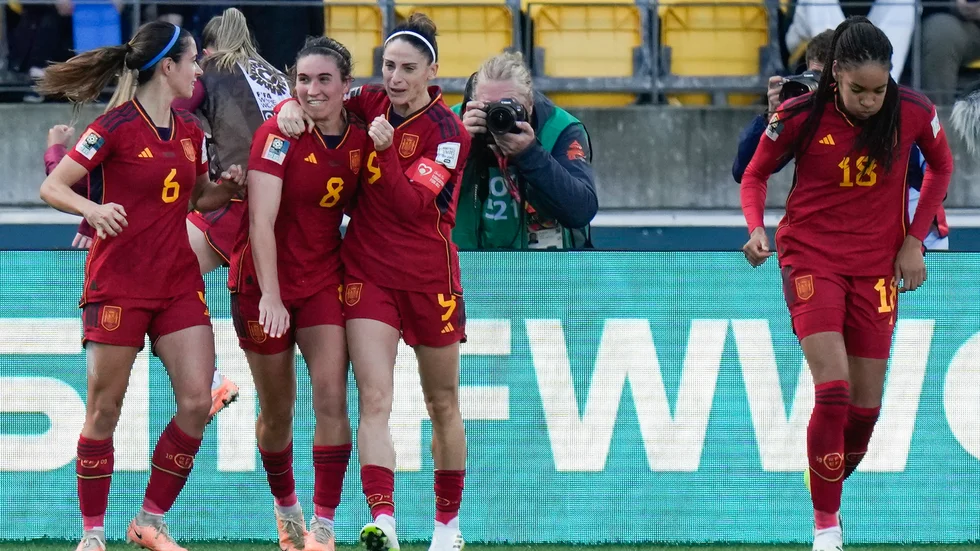 Aitana Bonmatí och Mariona Caldentey, etta och tvåa från vänster, är två av de spanska spelarna som länge bojkottade landslaget, men som återvände för att spela VM. På bilden firar dem Caldenteys 1–0-mål i kvartsfinalen mot Nederländerna.