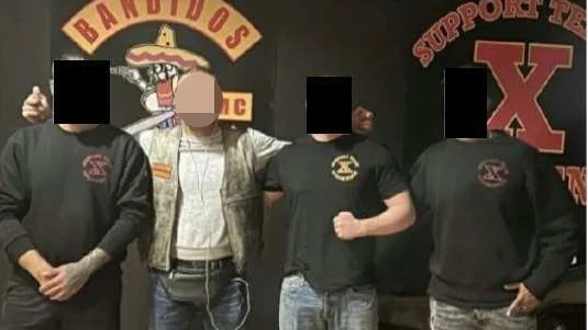 En 26-årig man med kopplingar till Bandidos frikändes för mordbranden på Liljan. 26-åringen är tvåa från vänster.