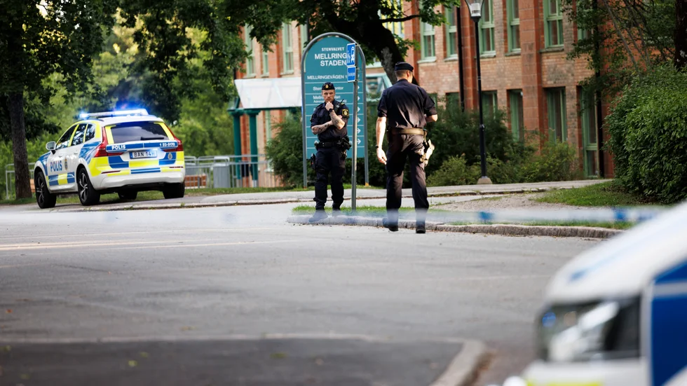 Polis på plats vid Mellringeskolan på väster i Örebro, där en man sköts ihjäl den 19 juli. Enligt polisen sågs flera personer lämna platsen, varav några på moped. Arkivbild.