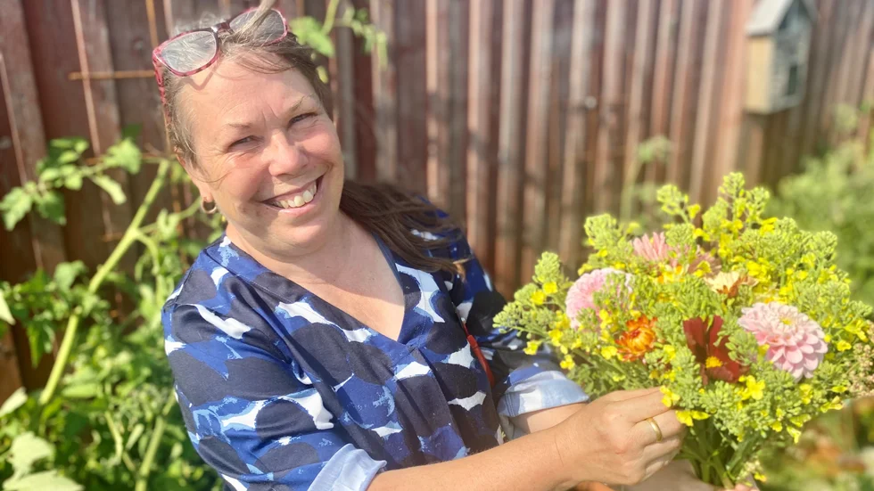 "Säsongen är så kort, det är bara att maxa och frossa i blommor och växter", säger Anna Ekström, Sinnenas Ateljé i Piteå.
