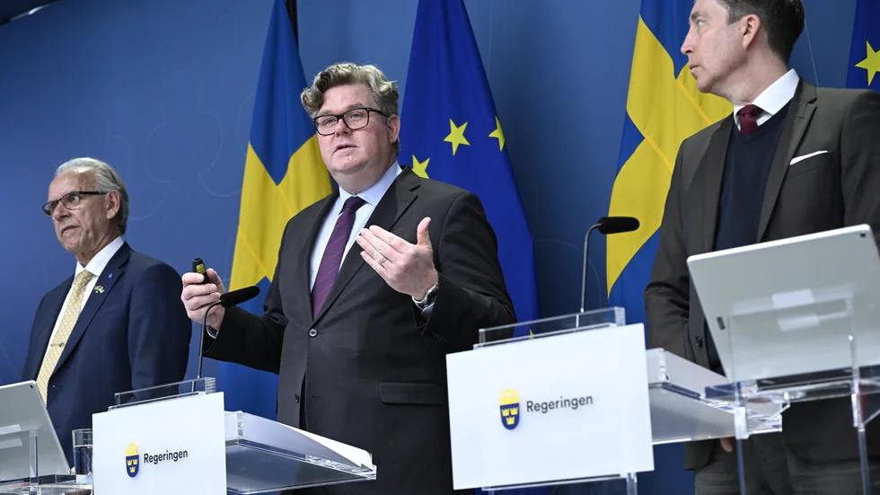 Justitieminister Gunnar Strömmer (M) (i mitten), Richard Jomshof (SD), ordförande i riksdagens justitieutskott (till höger) och Torsten Elofsson, rättspolitisk talesperson för Kristdemokraterna (till vänster). Arkivbild.
