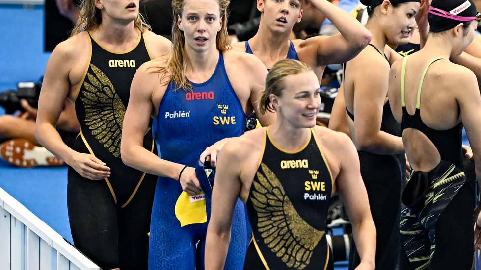En leende Sarah Sjöström efter kanonloppet på 100 meter fritt i lagkappen. Bakom henne Louise Hansson, Michelle Coleman och Sara Junevik.
