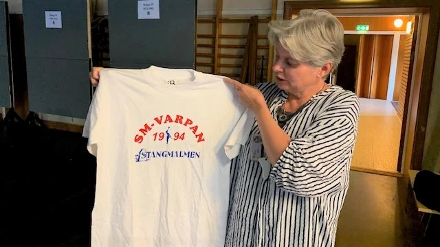 Charlotte Eliasson med en tröja från när klubben arrangerade SM i varpa 1994