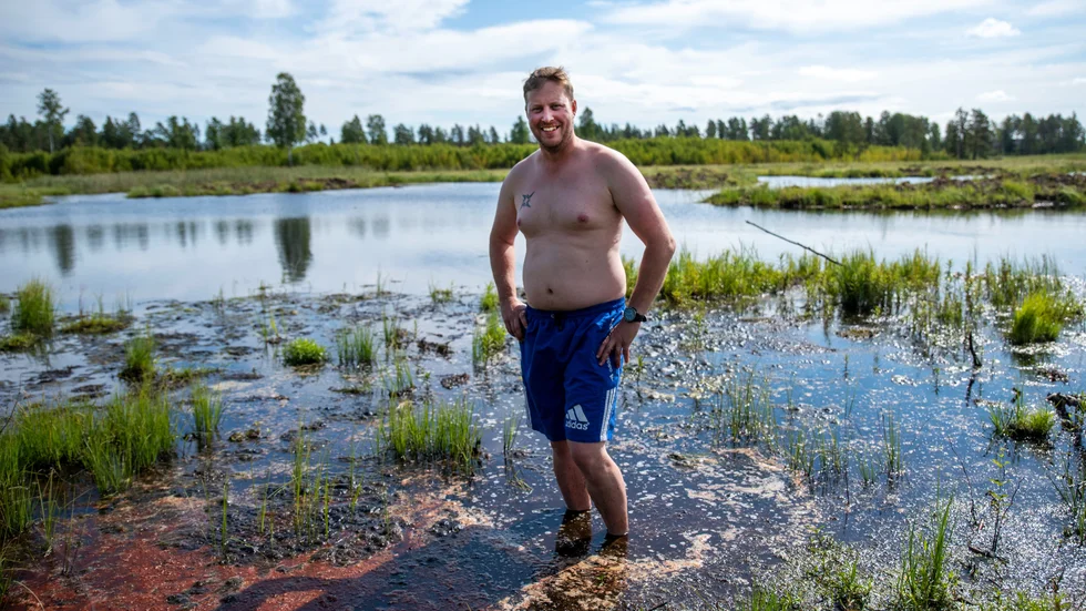 Markägaren Gustav Fyhr lovade en kall marsdag att han skulle bada i sin nya sjö Kråken, när den återuppstått. Nu är det dags.