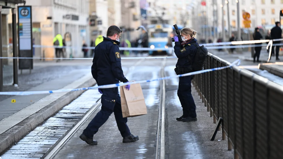 Polisens kriminaltekniker på platsen där flickan knivhöggs i mars. Arkivbild.