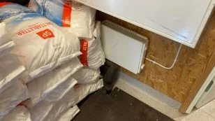 Under inspektionen noterades att brännbart material förvaras nära elradiator.