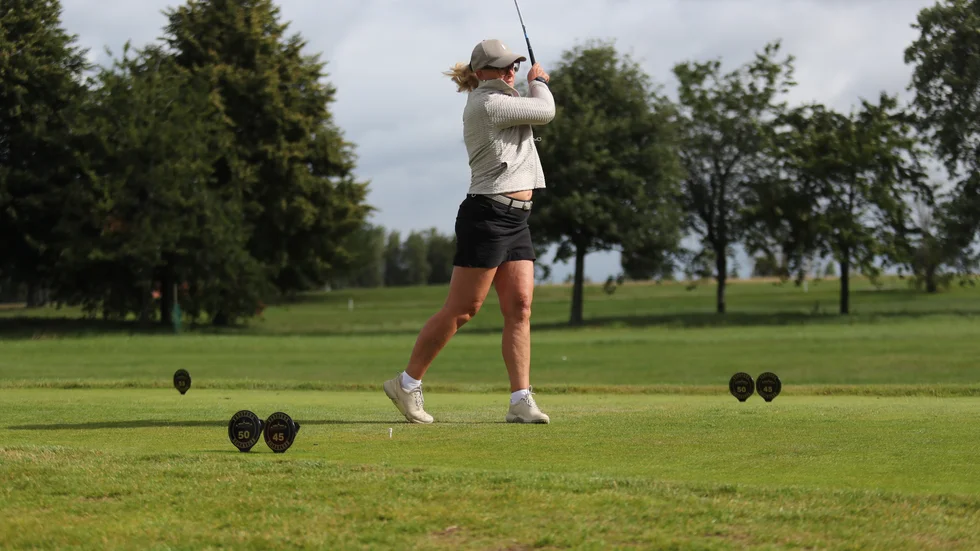 Ewa Ahlstedt med en drive. Hon menar att golfveckan är en av höjdpunkterna på året.