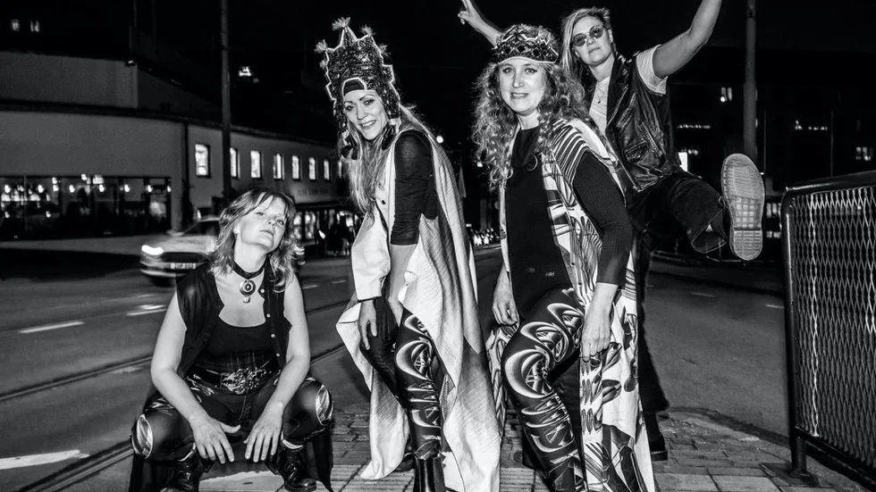 Siri Karlsson består av Cecilia Österholm och Maria Arnqvist, här tillsammans med kompmusikerna Jonna Löfgren och Felisia Westberg.