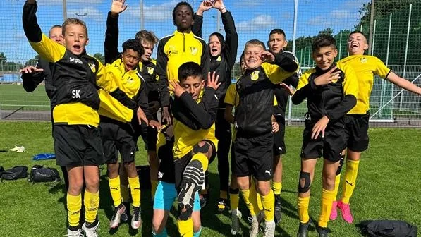 Östria Lambohovs fotbollsgrabbar (P13) firar onsdagsmorgonens seger och den säkrade slutspelsplatsen. 