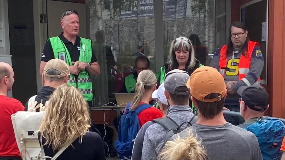 Anders Bergström, administrativ chef, Tessan Jigfjord, operativt ansvarig, samt Marcus Thyrén från Missing people instruerar de Strängnäsbor som kommit för att hjälpa till. 