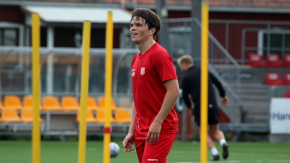 William Berglin tränade med lindad hand efter den skada han åkte på mot IFK Luleå i onsdags. Men han är redo för spel i DM-finalen på måndag. 