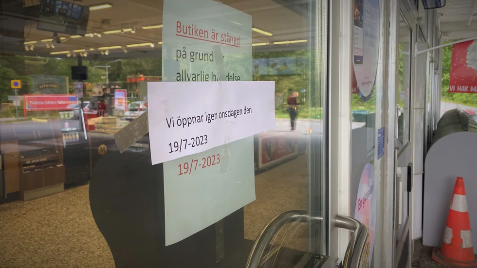 Via en lapp på dörren meddelar OKQ8 att butiken är stängd "på grund av allvarlig händelse" och att den kommer att öppnas igen under onsdagen.