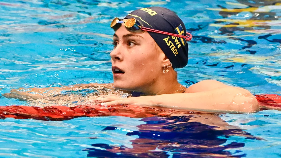 En nervös Sofia Åstedt deppar efter att ha blivit utslagen i försöken på 200 meter fritt.