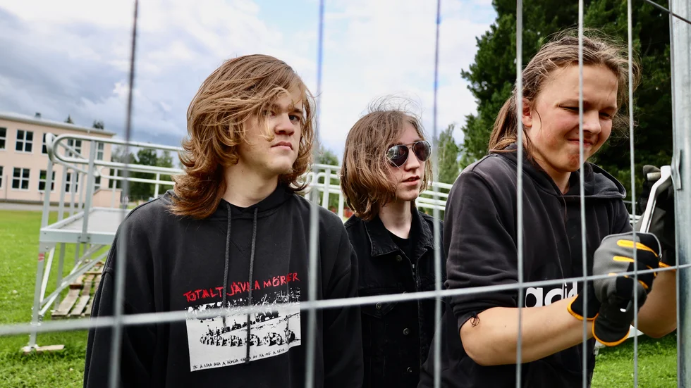 Casper Holmgren, Leo Dixon och Noah Jonsson Bergström i bandet Uncontained Hatred öppnar festivalen på fredag. Först ska de bara bygga den. Frans Sorsén saknas på bilden.