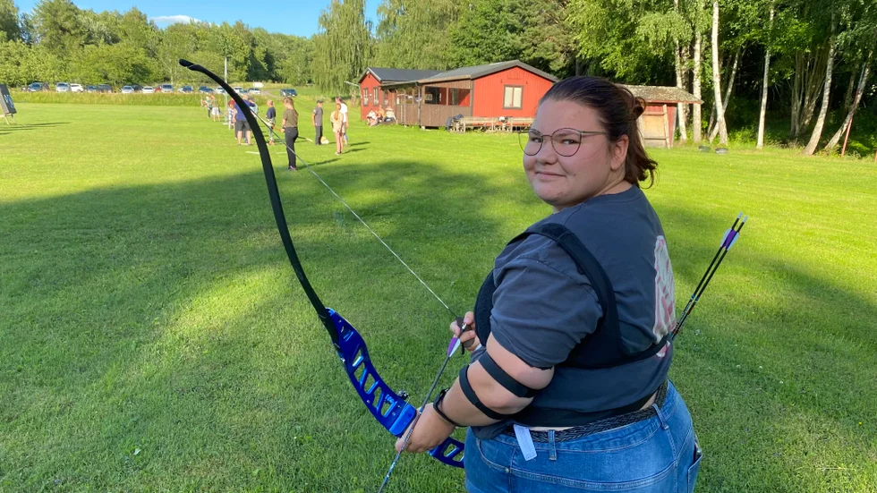 Ronja van Gerwen från Motala bågskytteklubb har tagit steget upp till juniornivå. Men hon kunde trots det ta silver på JSM i sin klass. Detta efter att ha haft bättre energi än sin motståndare i semifinalen där segern var en skräll.