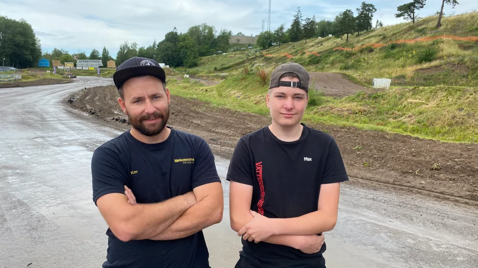 Far och son kör för SMK Motala i Folkracefestivalen som startar på tisdagen. Kim Göransson och Max Lindberg startar i var sin klass och är förväntansfulla.