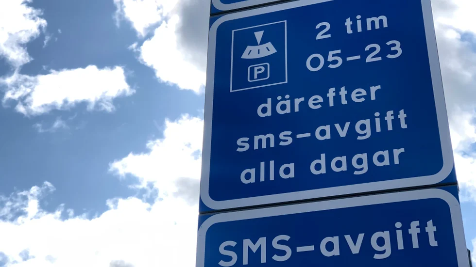Numera finns möjlighet att betala parkeringsavgift via sms och snart också i parkeringsautomat, innan dess var det bara möjligt via en app.