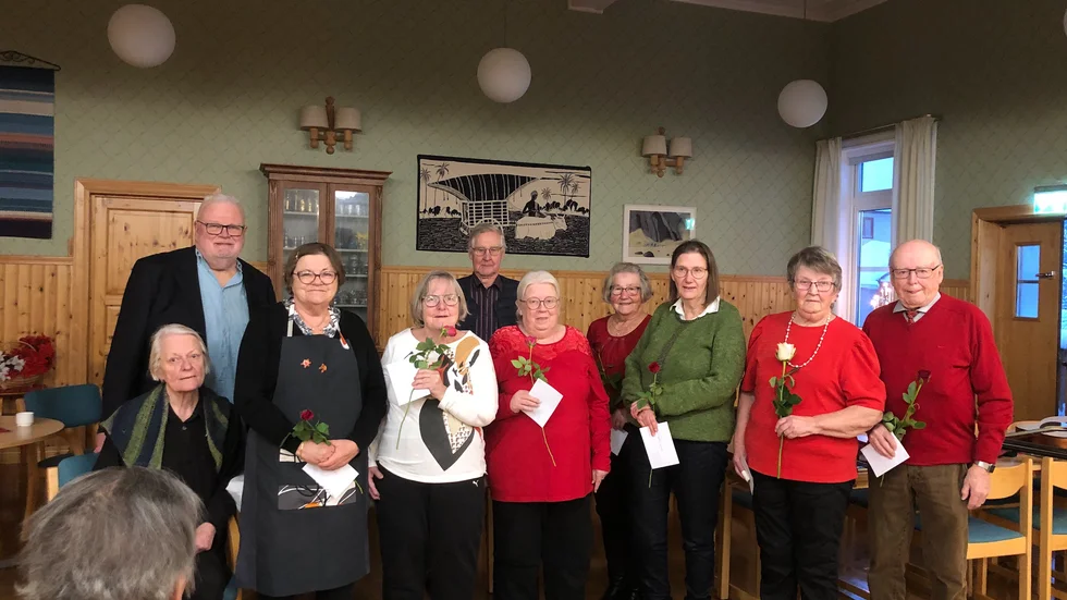 Pro-medlemmar som fyllt jämna år under året: från vänster Karin Lindström, Benny Edlund, Carola Rönnberg, Annelie Brännberg, Lennart Granström, Eva Eklund, Nanna Backlund, Kerstin Bogren, Birgitta Klasson samt Kjell Öhrberg.