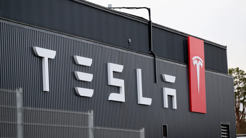 Teslaanställda avsäger sig rätten till immateriella rättigheter, till exempel om de skriver poesi på fritiden, enligt Lena Maier Söderberg på den fackliga juristbyrån LO-TCO Rättsskydd.