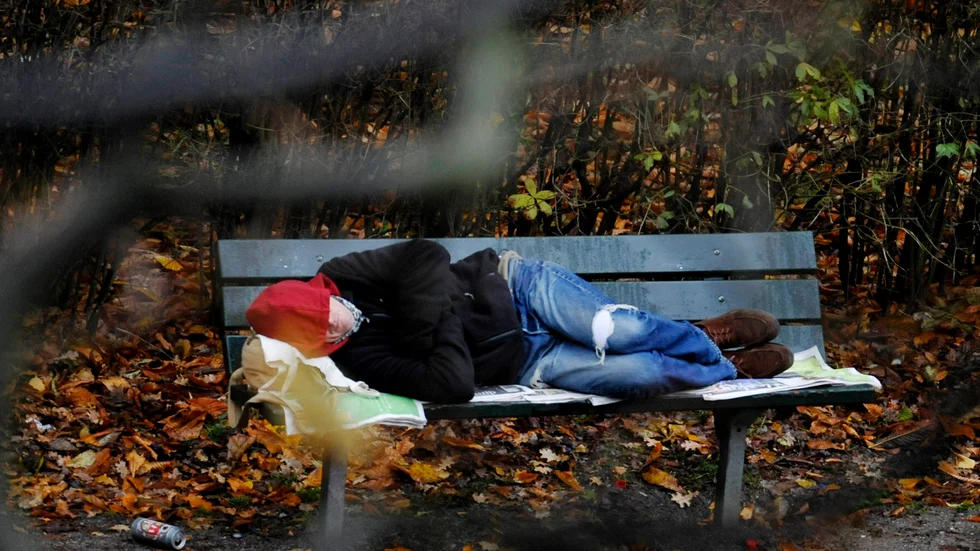 Människor behöver först få en bostad och sedan sociala insatser för att förändra sin livssituation, skriver Liberalerna.