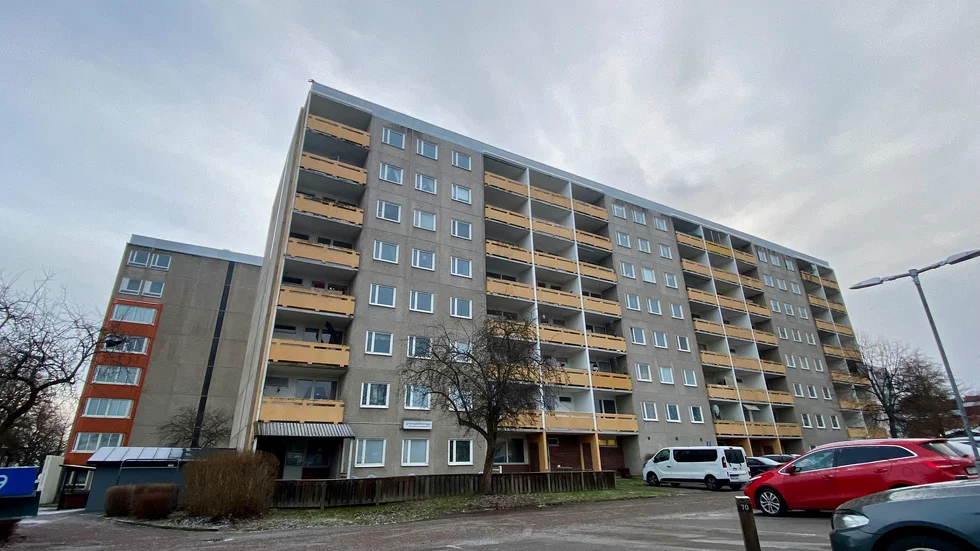 Husen i Marielund ser slitna ut men Hyresbostäder säger att de jobbar på olika sätt för att öka tryggheten i området. "Sen finns det alltid saker att göra på en fastighet, men det har hänt mycket", säger Ida Gröndahl, distriktschef i innerstaden på Hyresbostäder.
