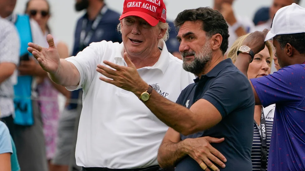 Affärsmannen Yasir al-Rumayyan pekas ut som nyckelspelare i Saudiarabiens miljardsatsning på idrott. Här ses han tillsammans med USA:s tidigare president Donald Trump. Arkivbild.