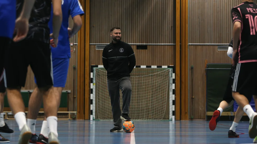 David Chamoun under en träning med Ektorp Futsal-klubbs juniorlag. Han vill ge spelarna stödet han själv inte fick när han var i samma ålder. 