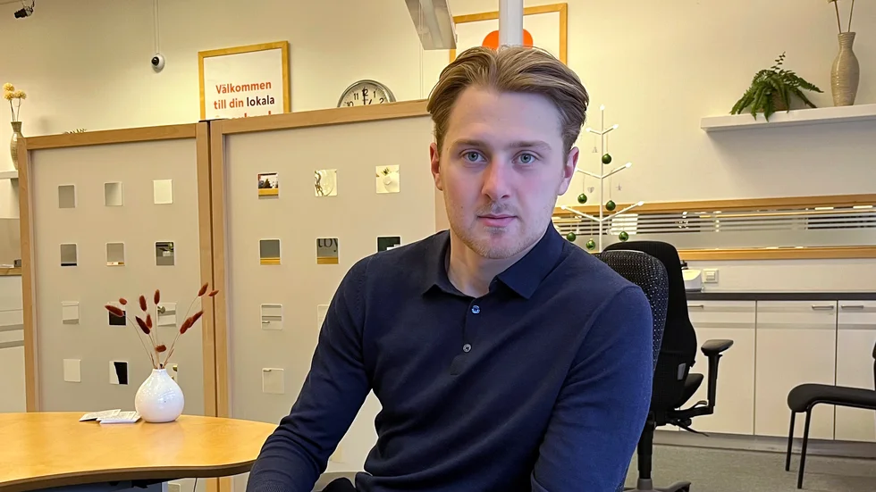 VIK-målvakten Edvin Olofsson trivs med att jobba på Tjustbygdens Sparbank. Det innebär att han får något annat att tänka på förutom ishockeyn.