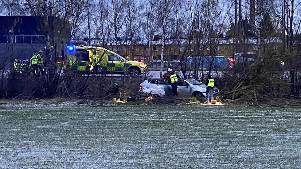 Räddningstjänsten fick klippa upp olycksbilen efter avåkningen.