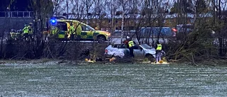 Trafikolycka på E20 – fick klippa upp bilen