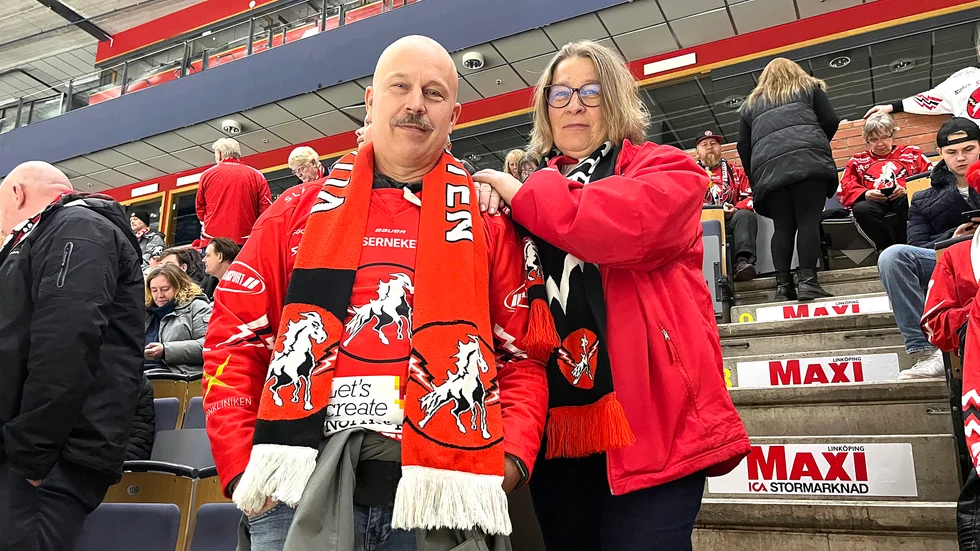 Lars Lundgren och Lena Blom följde sonens hockeylag från läktaren i Saab Arena.