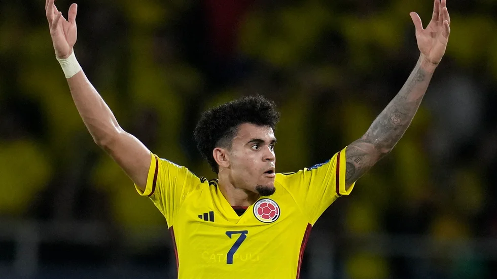 Colombias anfallare Luis Díaz blev matchvinnare i segern i VM-kvalet mot Brasilien genom att göra Colombias båda mål. På läktaren satt hans pappa som nyligen var kidnappad av ELN-gerillan i några veckor.