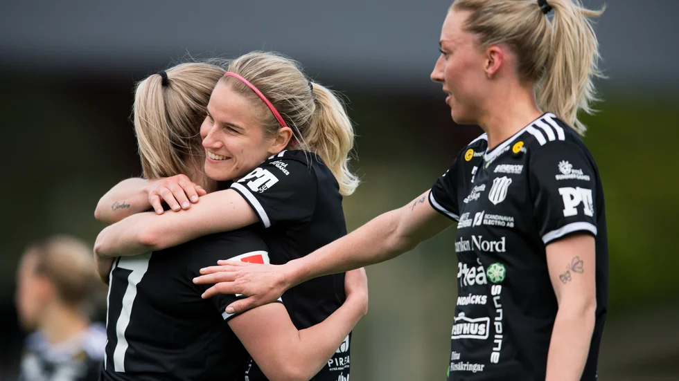 Piteåtjejen Linnea Selberg (i mitten) kramar om Selina Henriksson under en match 2021, till höger Cajsa Hedlund.