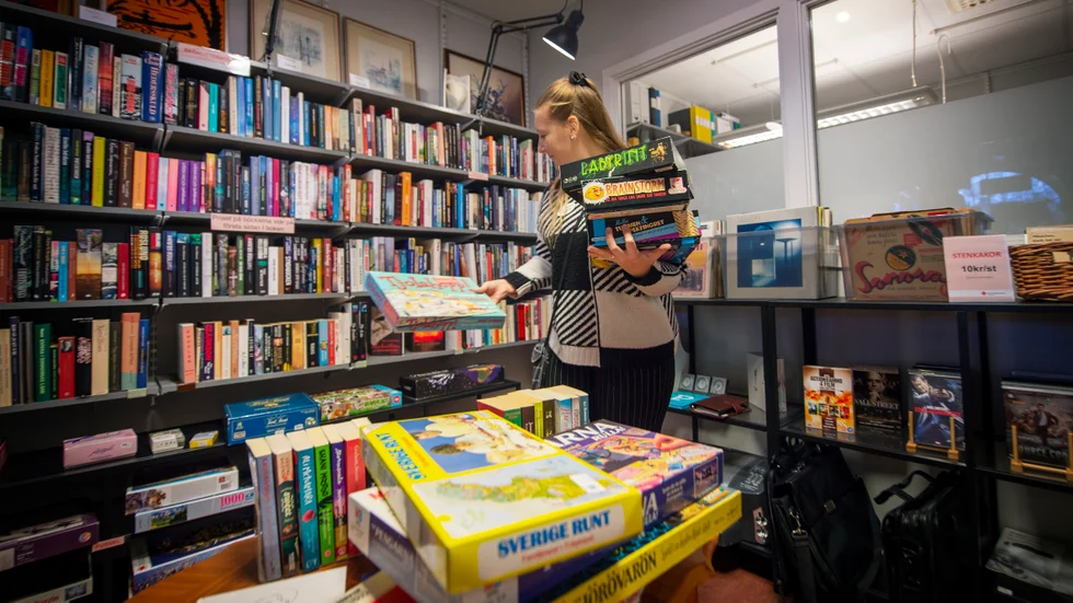 Rebecka Ringberg, butikschef på Röda Korset second hand, vill uppmana folk att köpa spel second hand.