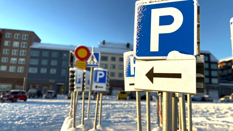 Parkeringsavgifter i nya centrum införs inom kort. 10 kronor i timmen kostar det sedan att parkera i stora delar av nya centrum.