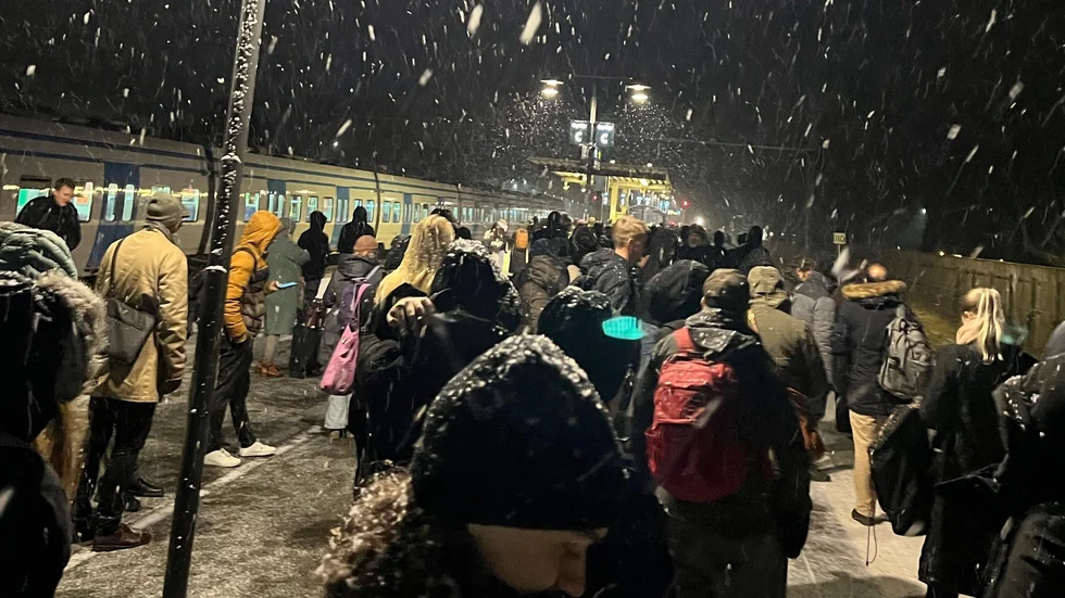Resenärer fick kliva av i Knivsta med anledning av förseningar på Uppsalasträckan. 