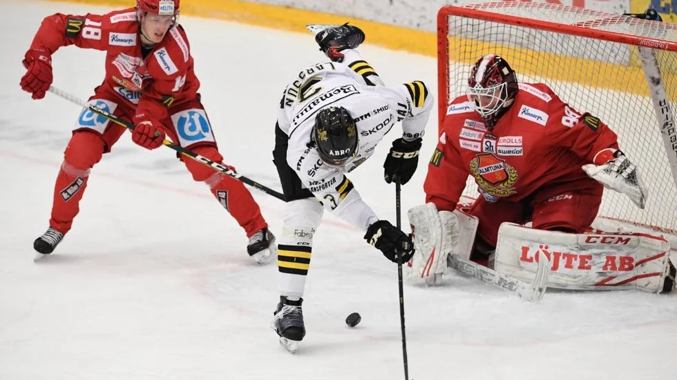 AIK:s Johan Larsson ramlar över Jacob Svenssons klubba mitt framför Al,mtunamålvakten Arvid Ljung. AIK vann med matchens enda mål.